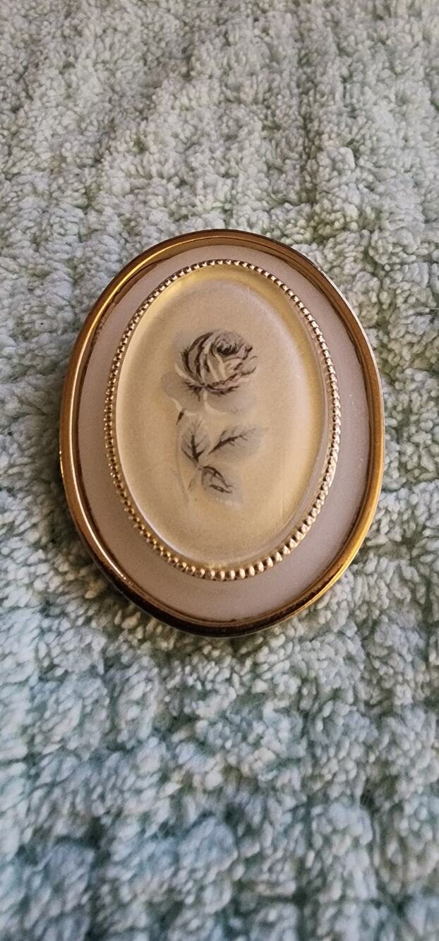 Vintage Gold Tone Oval Rose Cameo Style Floral Brooch Pin Ivory Porcelain Look